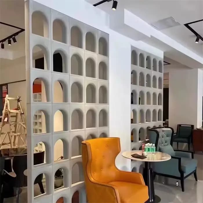 Les moules en ciment sont utilisés pour la décoration ajourée des murs intérieurs et extérieurs du jardin mettant en valeur un moule personnalisé en béton