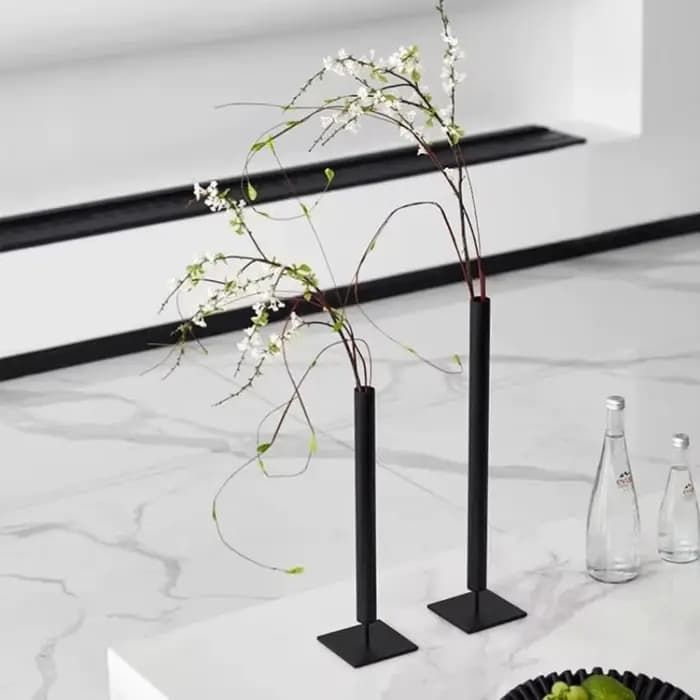 Vases à fleurs en métal