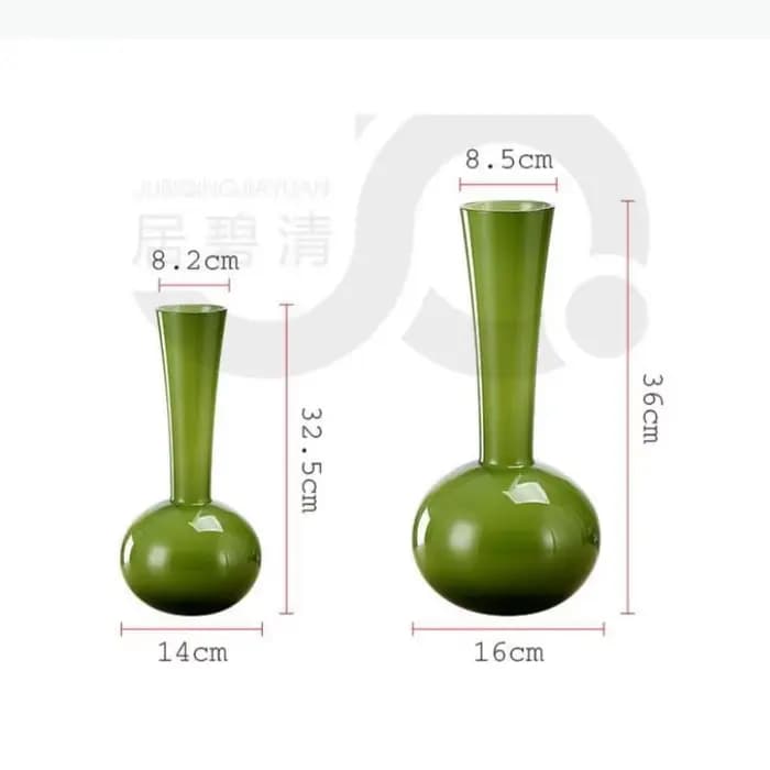 Vase en verre vert à long col