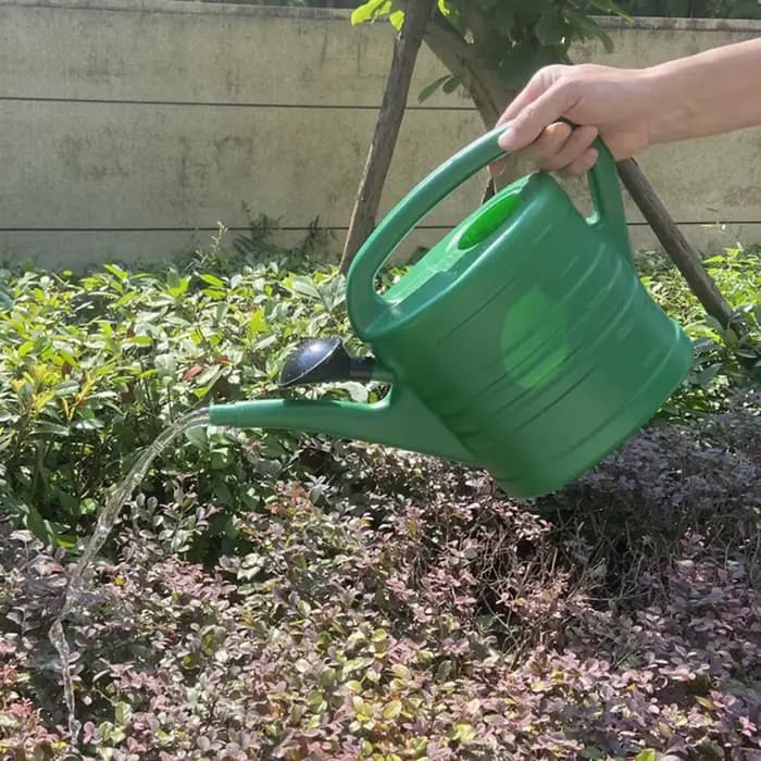 Arrosoir de jardin avec longue poignée à bouche
