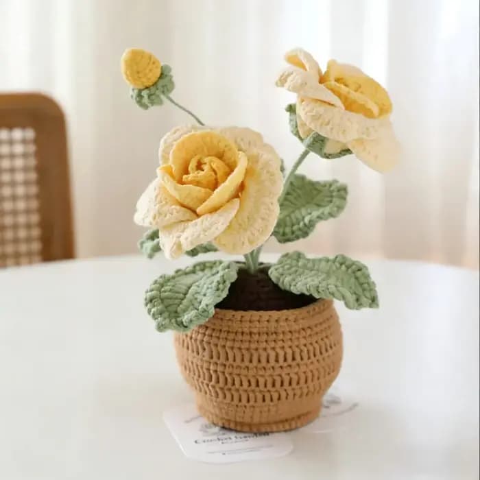 Plante en pot de roses à quatre feuilles et à deux têtes, crochetée à la main, réalisée avec du fil de laine Xuefeier, comme cadeau créatif et décoration de table.