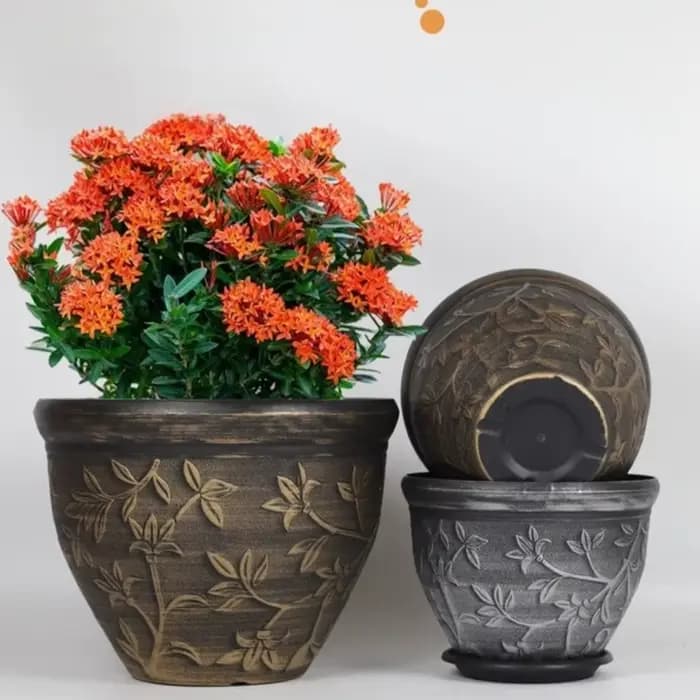 Pot de fleurs en résine de style européen avec trous de drainage et plateau pour balcon intérieur