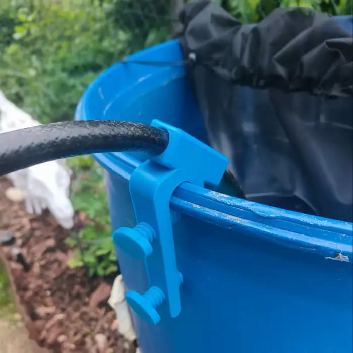 Clip de fixation pour seau et tuyau d'arrosage, un accessoire pratique conçu spécifiquement pour l'arrosage du jardin, libérant les mains