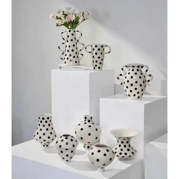 Vase en céramique à pois avec poignée