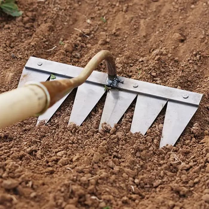 Desserrer le sol herse des feuilles propres recueillir des mauvaises herbes outil agricole jardinage houe désherbage