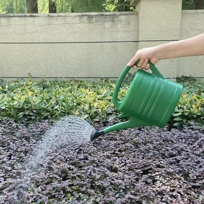 Arrosoir de jardin avec longue poignée à bouche