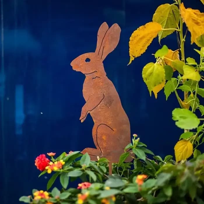 Piquet de jardin en forme de lapin sur pied en métal rustique