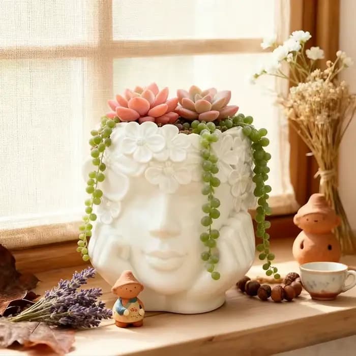 Magnifique pot de fleurs en résine en forme de fille tenant une fleur