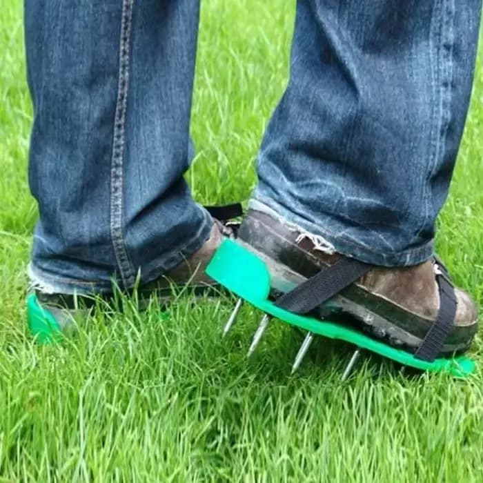 Sandales aérateuses à pointes pour gazon et sol