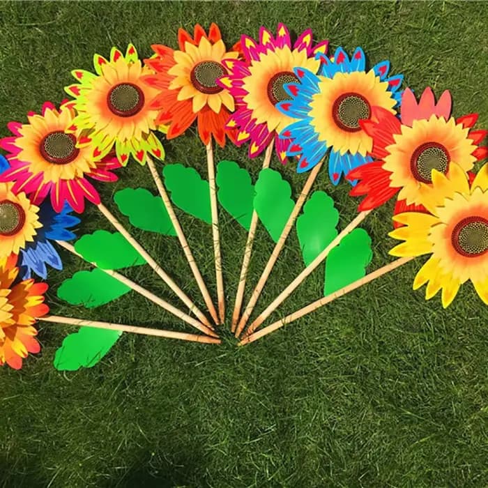 Éolienne de moulin à vent de tournesol coloré, pelouse, décoration de fête de jardin, camping en ple